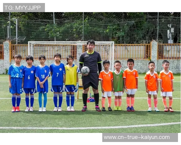 足球美女解说员的魅力与专业并存，带你领略赛场上的精彩瞬间与动人故事